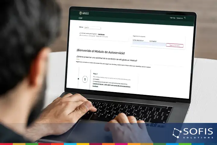 Persona frente a una computadora revisando el sistema SIRE